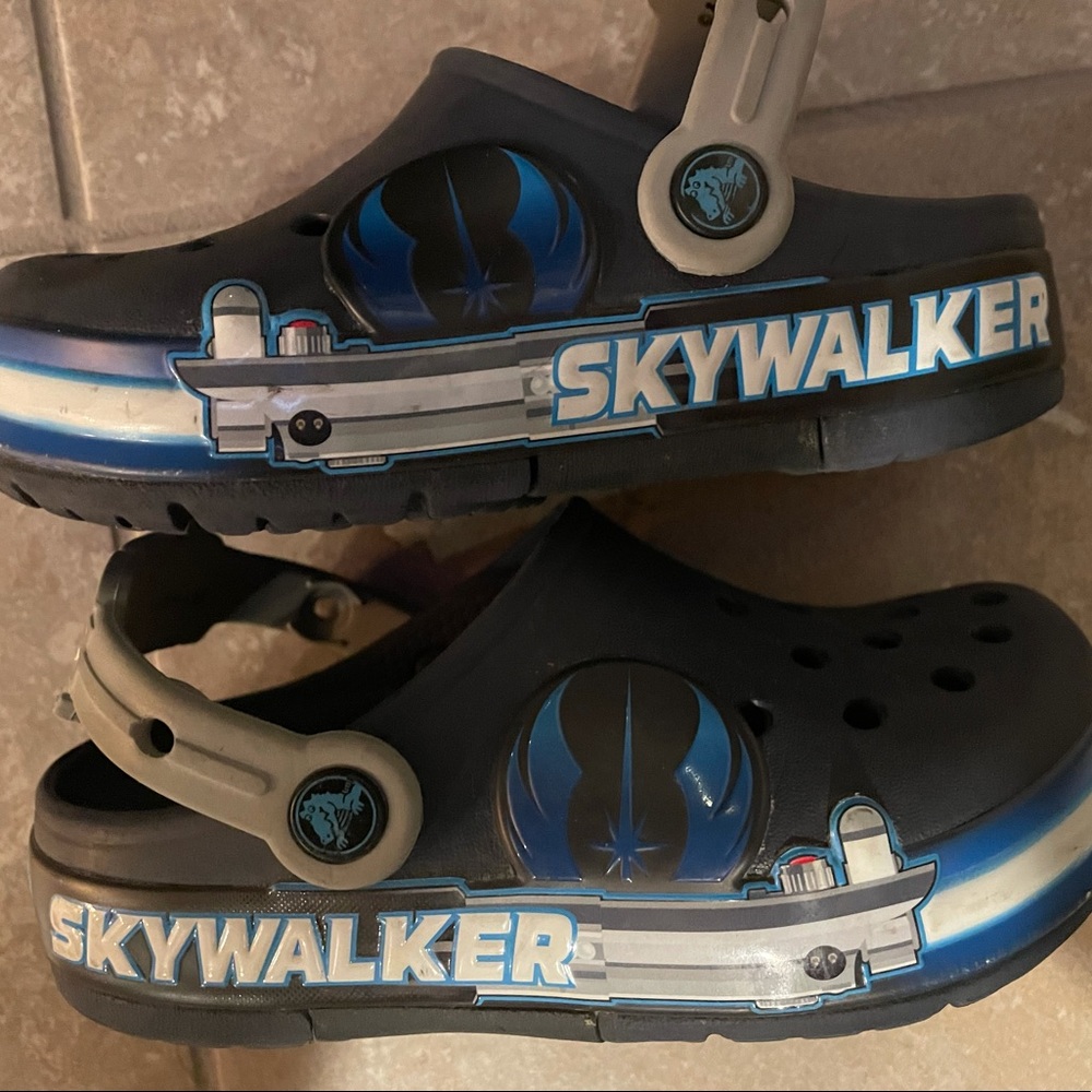 Crocs Star Wars luke skywalker kids Sz 12. One croc consistently lights up.